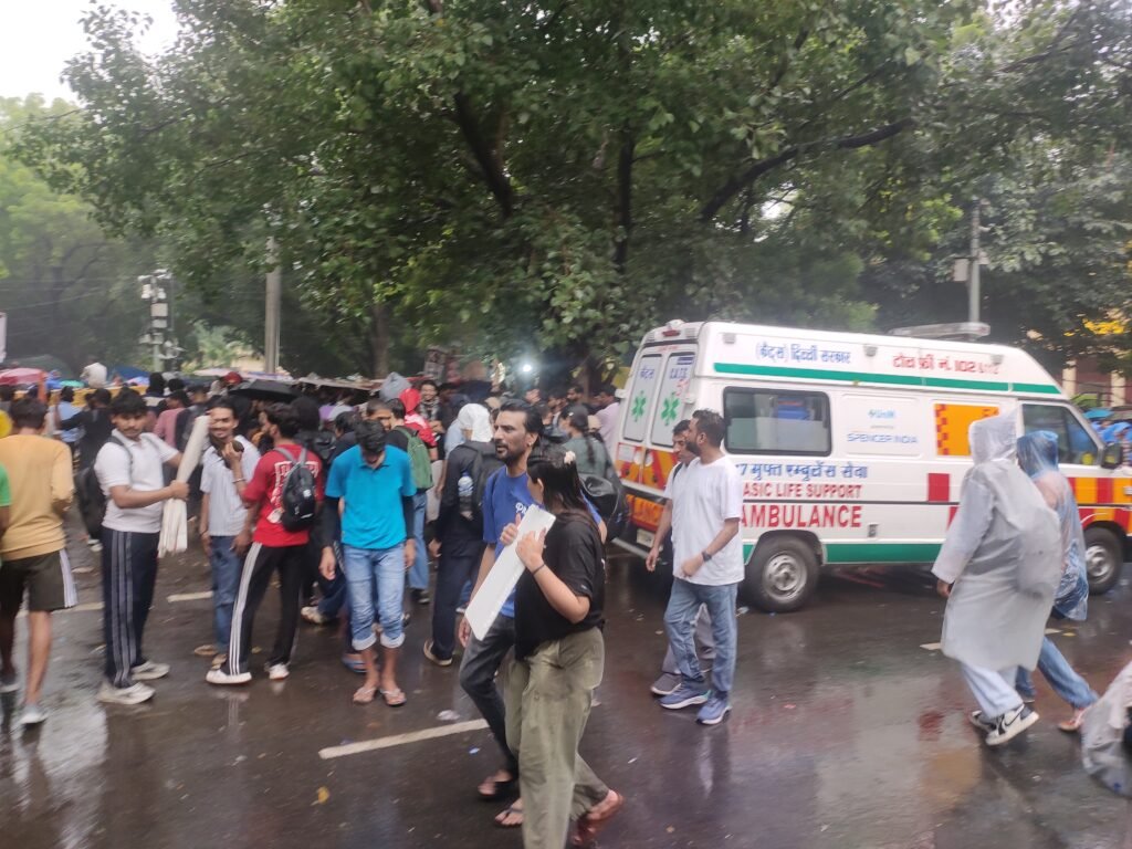 NEET UG 2026 पेपर लीक के खिलाफ दिल्ली जंतर-मंतर पर छात्रों का प्रदर्शन