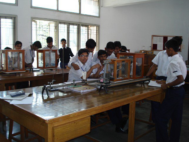 Udayan स्कूल के छात्र Physics Lab में विज्ञान की पढ़ाई और प्रयोग करते हुए