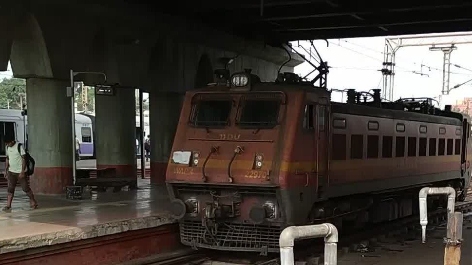 Howrah Junction पर भारतीय रेलवे की WAP-4 लोकोमोटिव