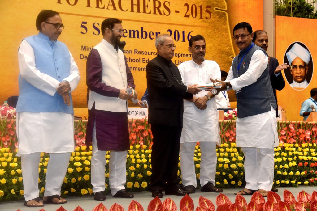 National Award for Teachers समारोह में राष्ट्रपति द्वारा शिक्षक को पुरस्कार प्रदान करते हुए