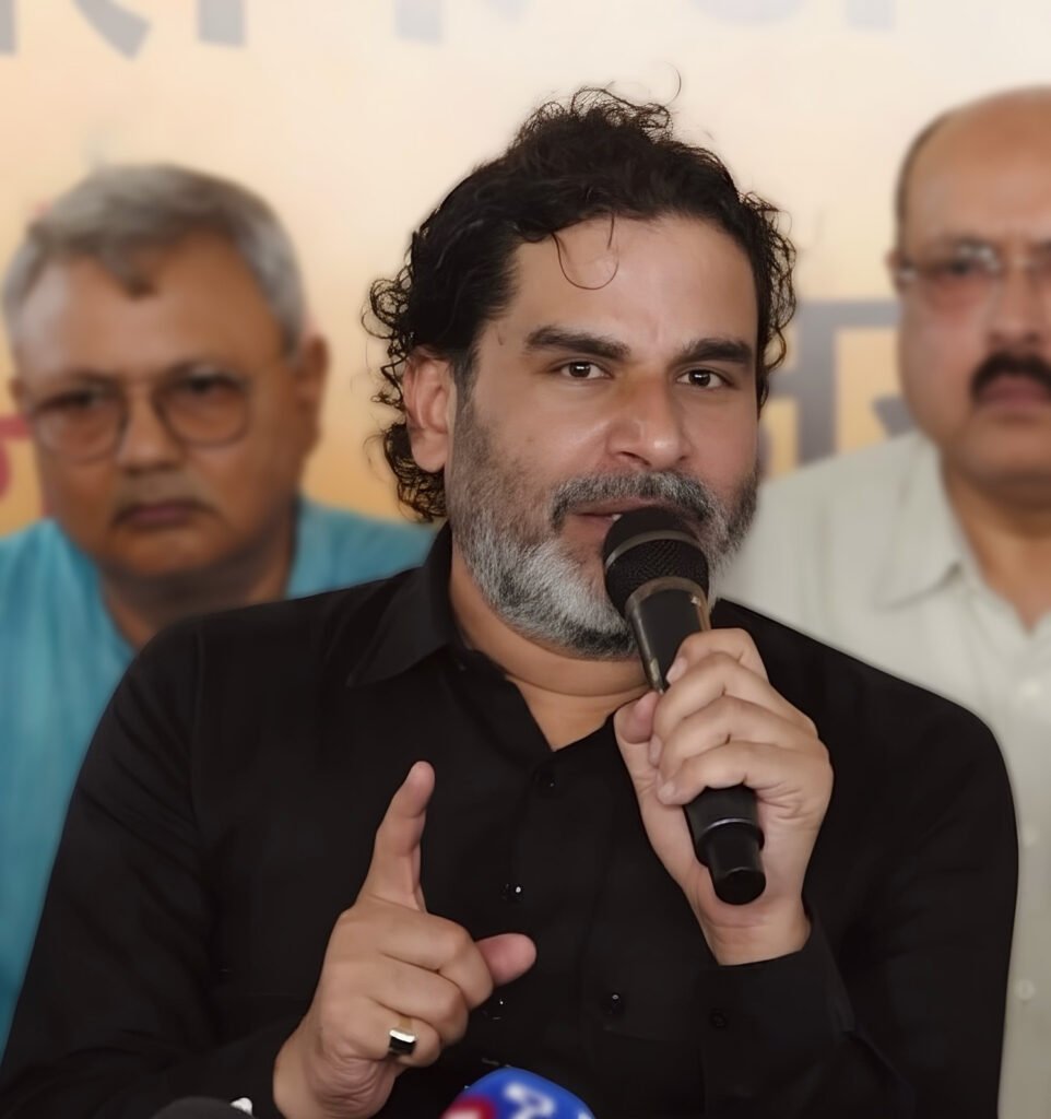 बिहार में प्रेस कॉन्फ्रेंस के दौरान जन सुराज नेता प्रशांत किशोर