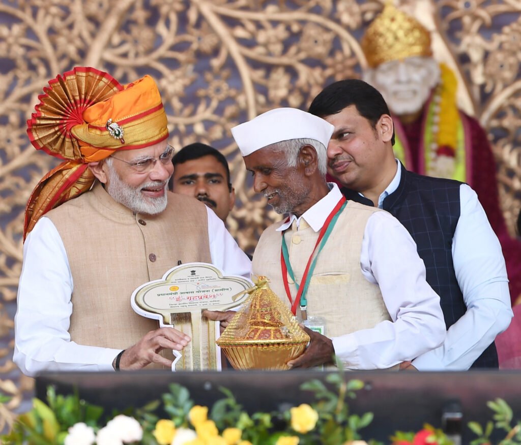 PM Awas Yojana Gramin लाभार्थी को चाबी सौंपते प्रधानमंत्री नरेंद्र मोदी