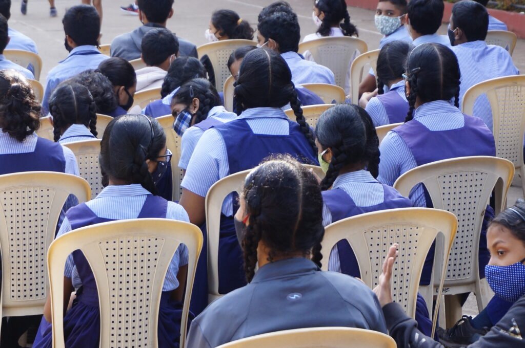 Goa, India के एक स्कूल में पढ़ते हुए भारतीय छात्र