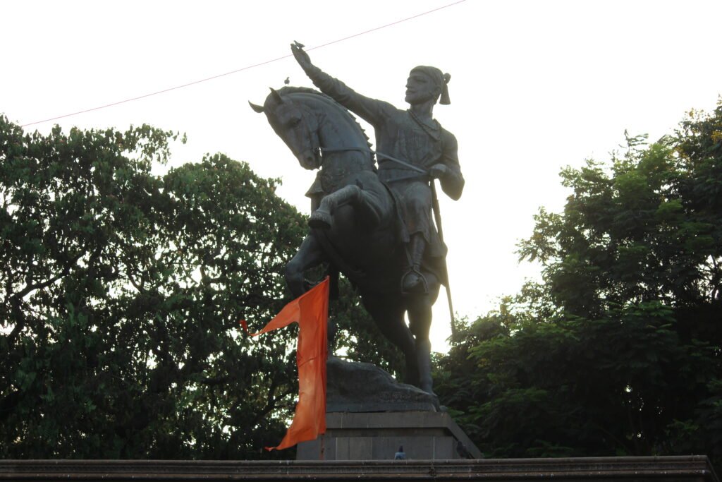 Shivaji Park Mumbai में छत्रपति शिवाजी महाराज की अश्वारूढ़ प्रतिमा का दृश्य
